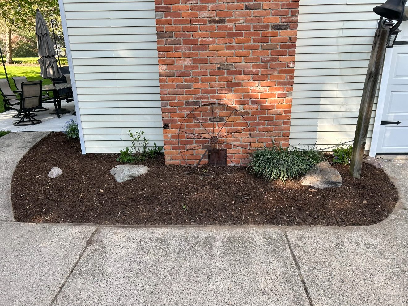 Landscaping beds after fresh mulch — Rochester, MI