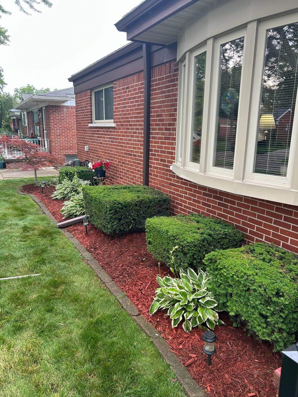 Fresh mulch and trimmed bushes — Rochester, MI